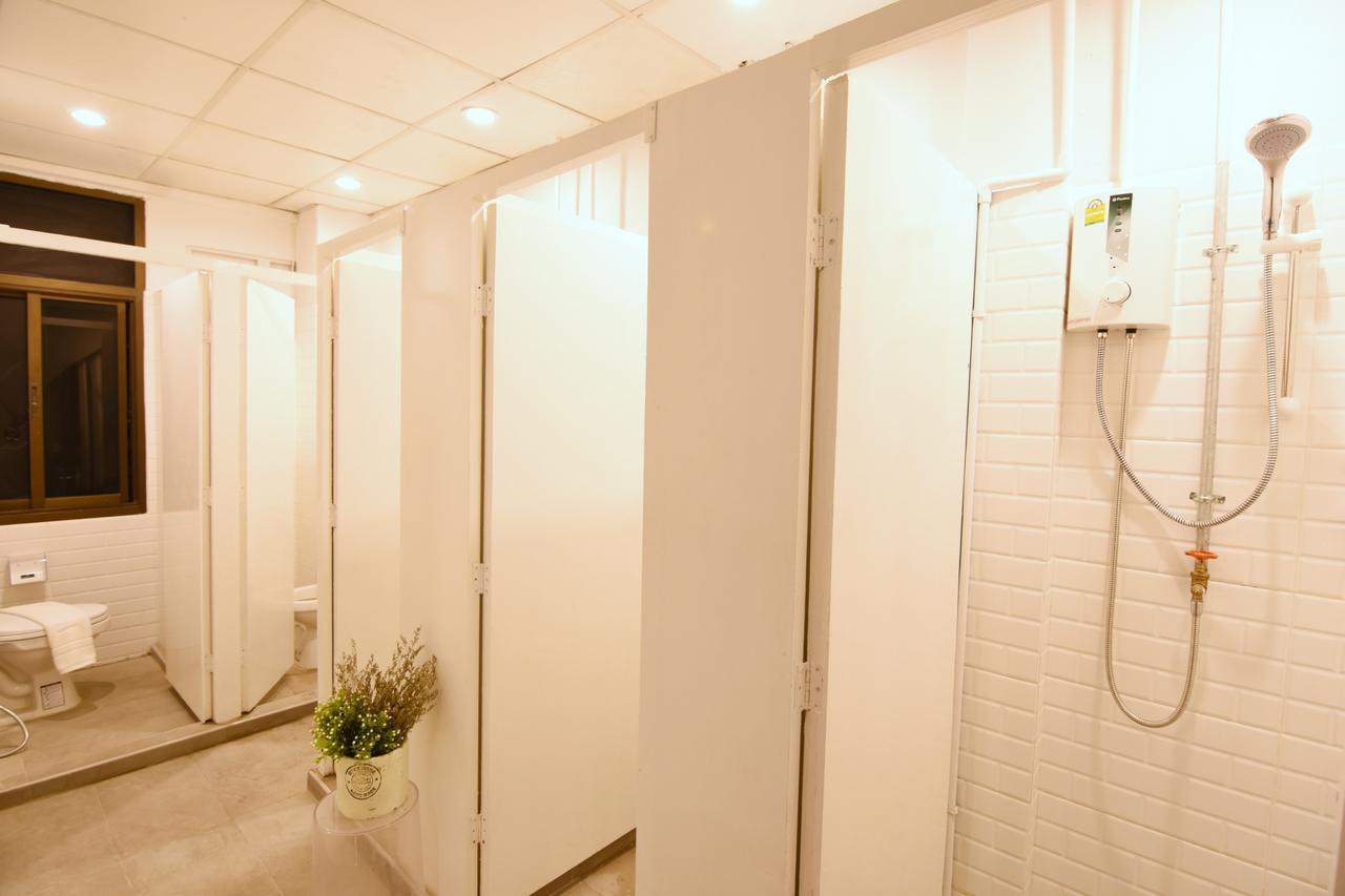 Yellow Mango Hostel Бангкок Экстерьер фото