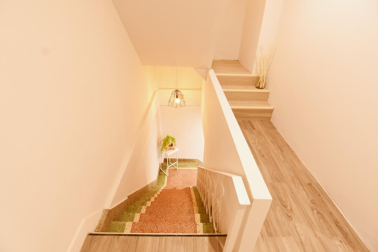 Yellow Mango Hostel Бангкок Экстерьер фото