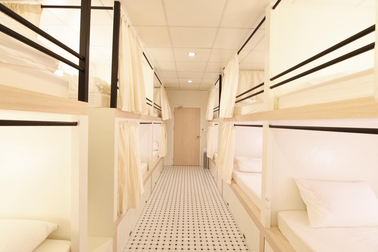Yellow Mango Hostel Бангкок Экстерьер фото
